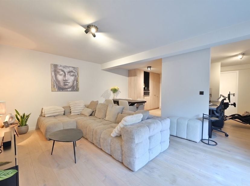 Op zoek naar een stijlvol, rustig en energiezuinig appartement op een topligging? Dit prachtig vernieuwde 1-slaapkamerappartement in het hart van Keer