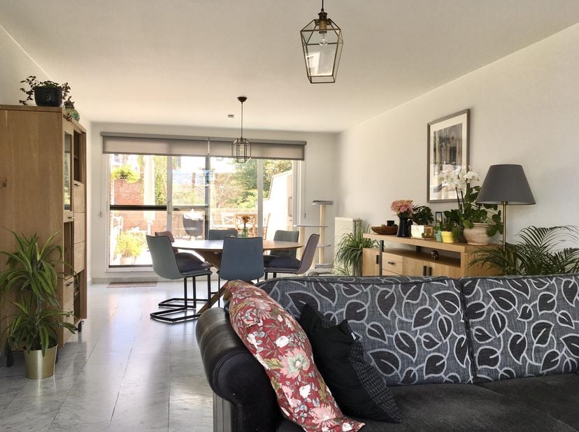 Dit ruim en licht duplex appartement met zonnig terras is gelegen in het centrum van Lanaken, nabij het Molenweideplein. <br />
<br />
In dit rustig g