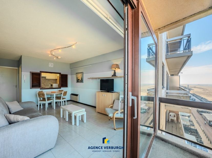 Dit appartement op de achtste verdieping van een verzorgde residentie combineert comfort, licht en een prachtig zeezicht. De ruime leefruimte heeft to