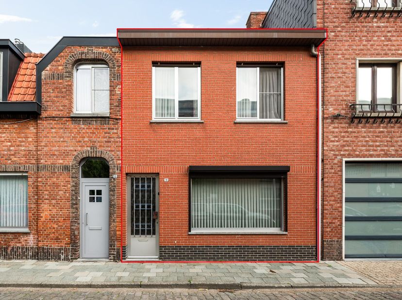Te renoveren gezinswoning met 3 slaapkamers en tuin<br />
Deze te renoveren gezinswoning met 3 slaapkamers is gelegen in een rustige straat in Turnho