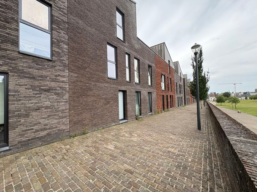 Deze woning geniet van zowel een ligging in de groene zone van de Stadstuin als de nabijheid van o.a. het centrum en de Grote Markt. <br />
<br />
Op