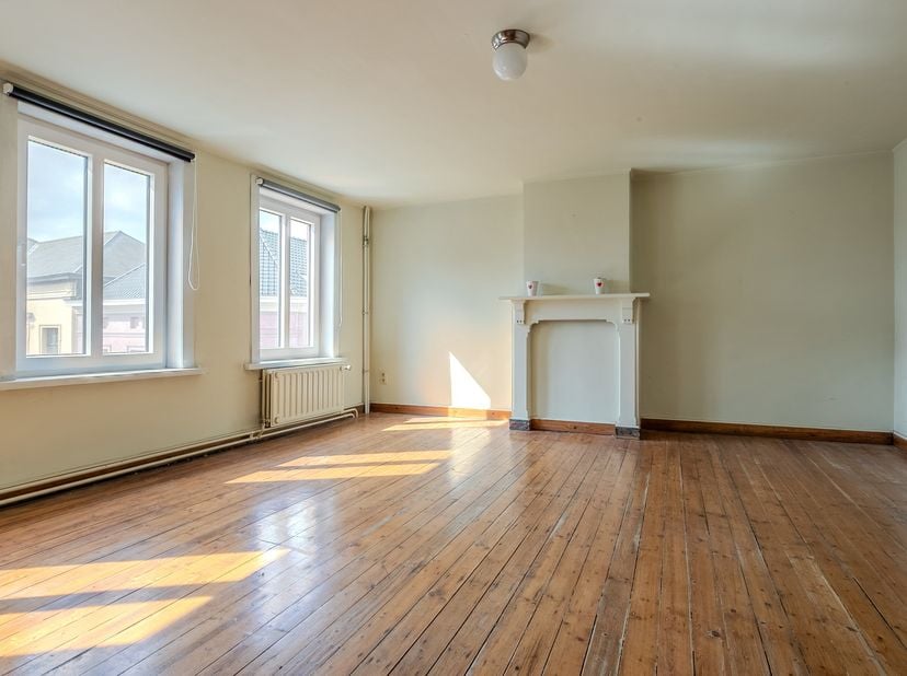 Startprijs: €299.000<br />
Dit karaktervolle gebouw geniet van een uitstekende ligging vlak bij het bruisende centrum van Torhout. Winkels, scholen, o