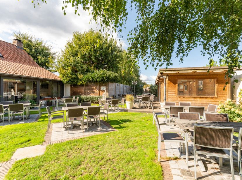 Propriété bien située et pleine de charme (actuellement restaurant avec salle de banquet) offrant de nombreuses possibilités !<br />
Disposition : hal