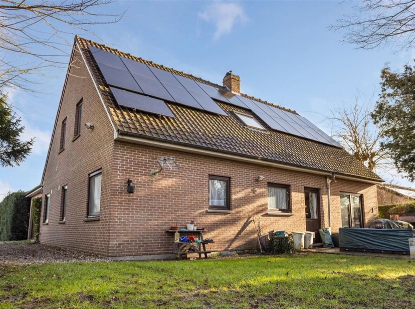 Localisation prisée pour cette spacieuse villa de charme idéale pour profession libérale - <br />
Rez : Spacieux et accueillant hall d'entrée, vaste e
