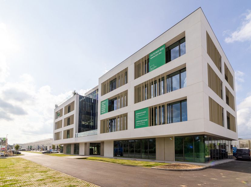 <br />
Plusieurs espaces disponibles à la location sur ce projet tout neuf, possibilité de louer une surfaces entre 227 et 1.800m²<br />
Espace intéri