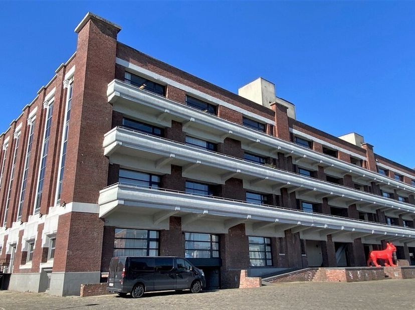 274m² kantoren op eerste verdieping<br />
Ligging: op wandelafstand van het Dampoortstation, op boogscheut van stadscentrum, vlotte verbinding naar E4