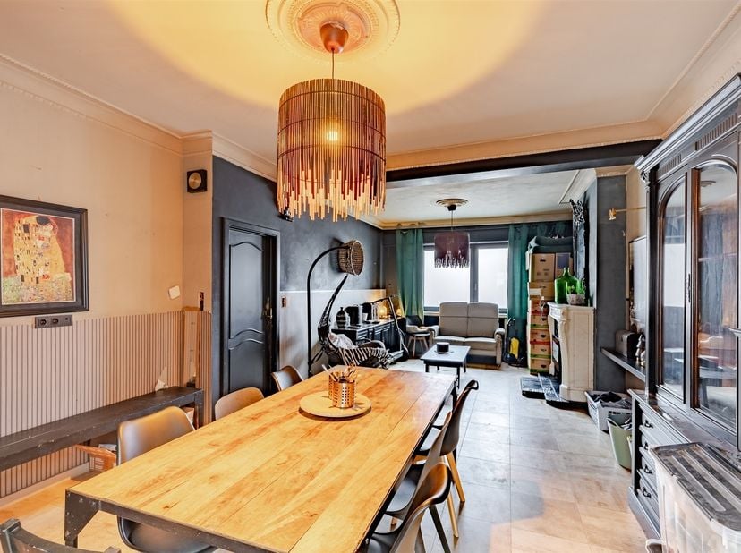 Ontdek deze verder te renoveren woning op een gunstige ligging in Wetteren. Met een bewoonbare oppervlakte van 229m² biedt deze woning alle ruimte en