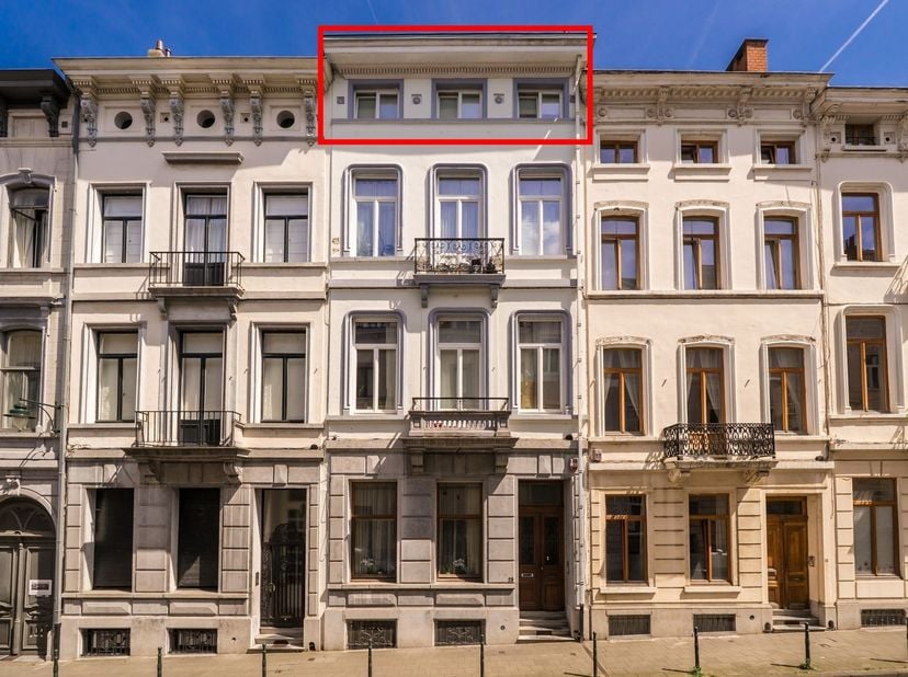 Op te frissen appartement met uitzonderlijk duplexpotentieel in de Europese Wijk<br />
In de gegeerde Spastraat, op een absolute toplocatie in de onm