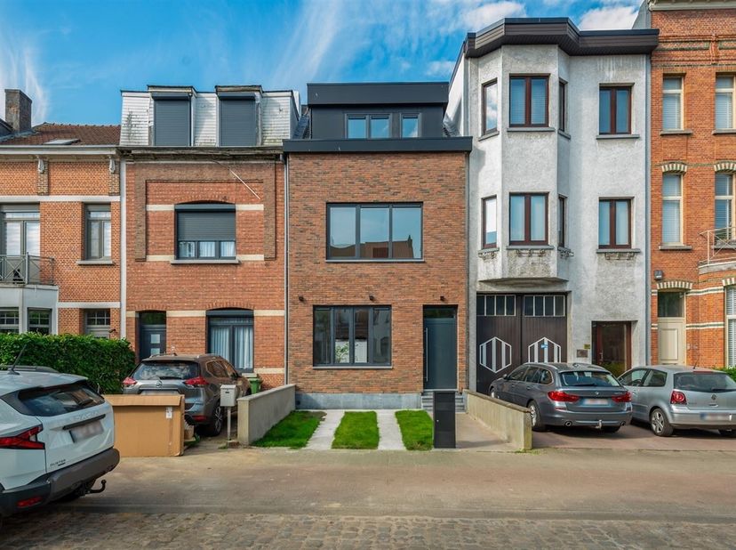 Maison entièrement rénovée avec 4 chambres, 2 salles de bain, entrée et jardin à vendre à Schoten.<br />
Situation : Deuzeld - Schoten, dans une rue r