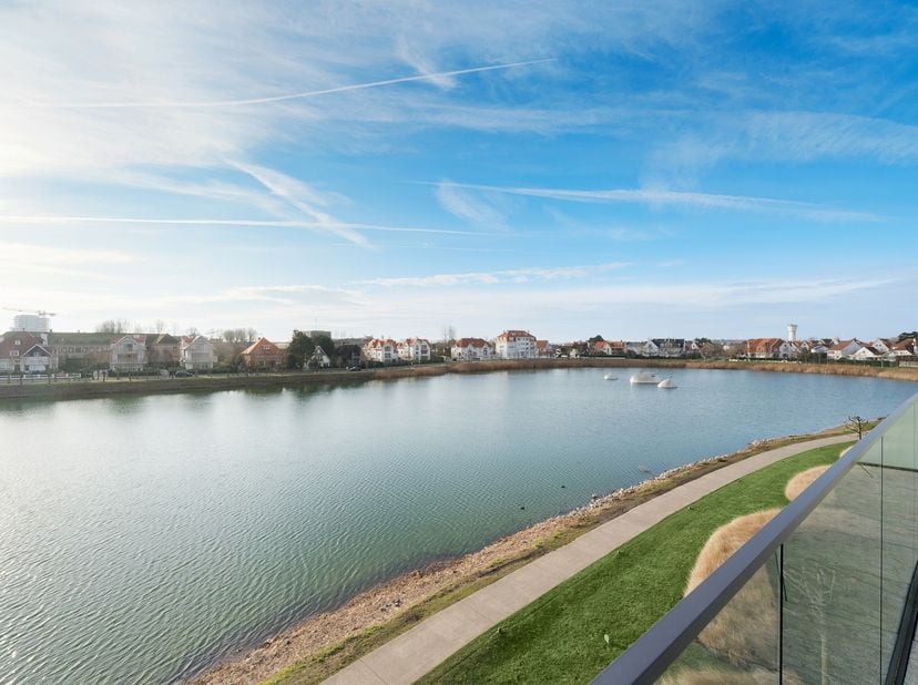 Indrukwekkend hoekappartement van 206 m² met een adembenemend zicht op het Zegemeer. Ruim, zuidgericht terras dat volledige privacy garandeert. De pla