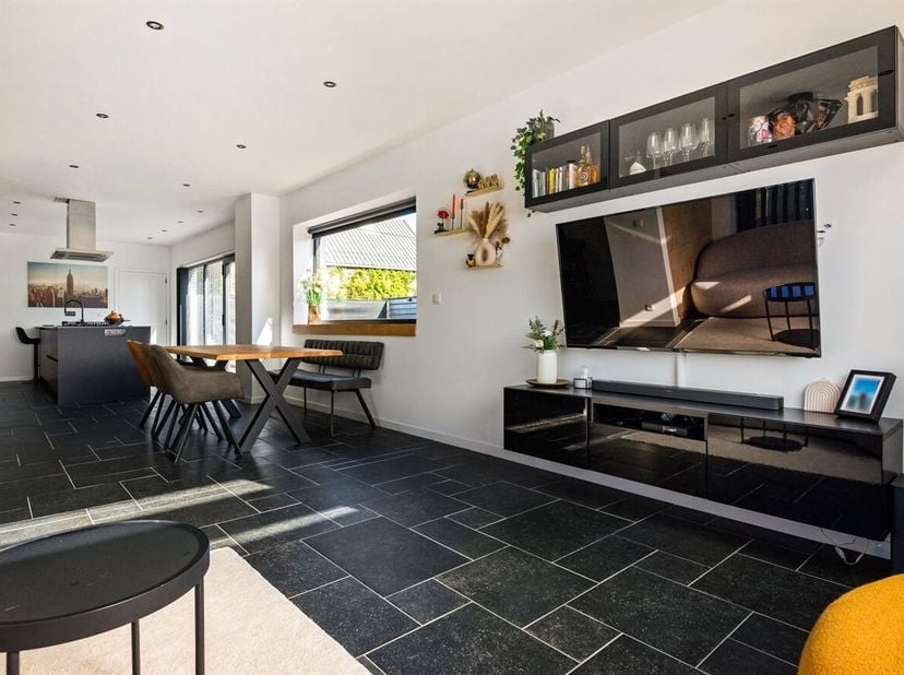 Deze instapklare woning is gelegen in het charmante Sint-Amands, een deelgemeente van Puurs-Sint-Amands. De woning geniet van een rustige en aangename