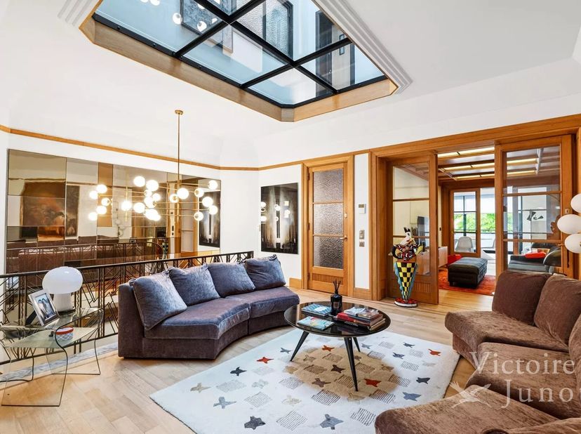 Maison de maître 1926 complètement rénovée en 2018 de manière très qualitative<br />
ascenseur desservant tous les étages<br />
rez :<br />
Hall d'ent