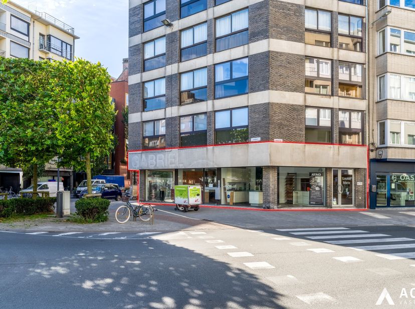 Hoekpand op een zeer toegankelijke ligging met een uitzonderlijke etalagebreedte van maar liefst 25m. Een uniek handelspand in het centrum van Oostend