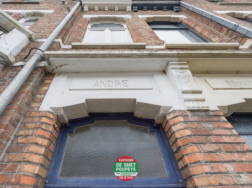 Deze karaktervolle burgerwoning André is gelegen in de Generaal Lemanlaan 126 te Assebroek, op wandelafstand van het centrum van Brugge. Openbaar verv