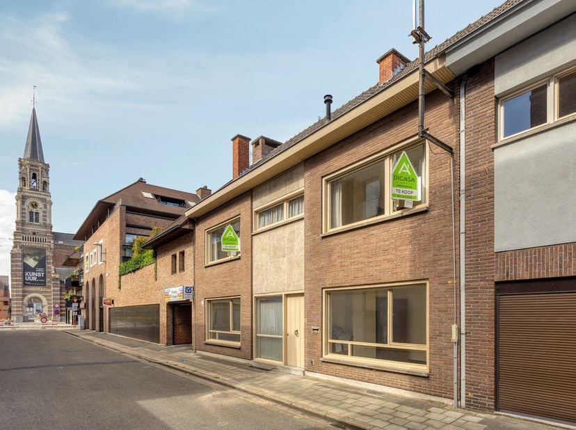 In de Torenstraat 6 te Roeselare bevindt zich deze statige gesloten bebouwing met een uitzonderlijke gevelbreedte van maar liefst 12 meter. Dankzij ha