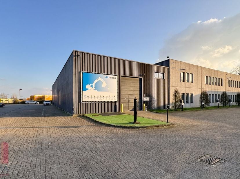 Unité PME de 250 m² avec un espace bureau aménagé de 60 m² dans un emplacement de premier choix !<br />
<br />
L’espace de stockage, avec une hauteur