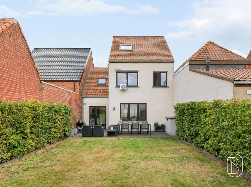 Magnifique maison familiale rénovée avec un jardin aménagé et de nombreuses possibilités !<br />
Prête à emménager, chaleureuse et entièrement rénovée