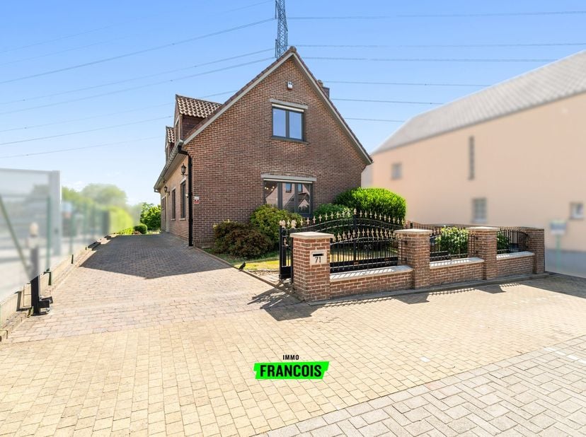 Op zoek naar een instapklare woning te koop in Lembeek met veel ruimte, licht en een rustige ligging? Deze charmante viergevelwoning combineert een wa