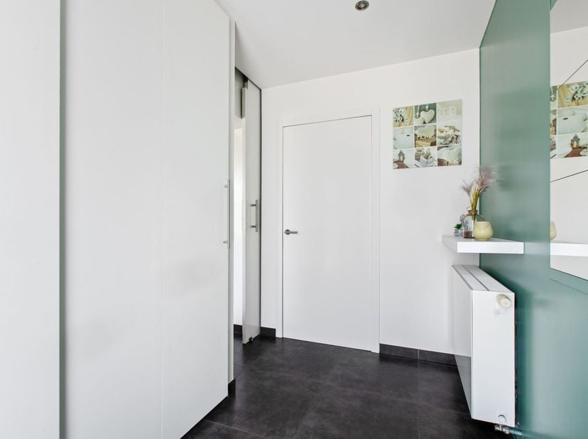 Instapklare open bebouwing met 2 slaapkamers, EPC C en geen renovatieverplichting, rustig gelegen aan de Oplinterstraat 62 in Linter. Deze verzorgde e