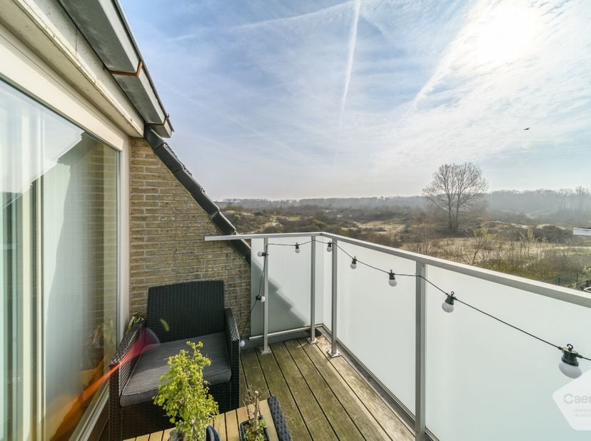 Prachtig instapklaar 2-slaapkamer appartement, gelegen op de tweede verdieping en genietend van een exclusief en blijvend zicht op de duinen.<br />
<b