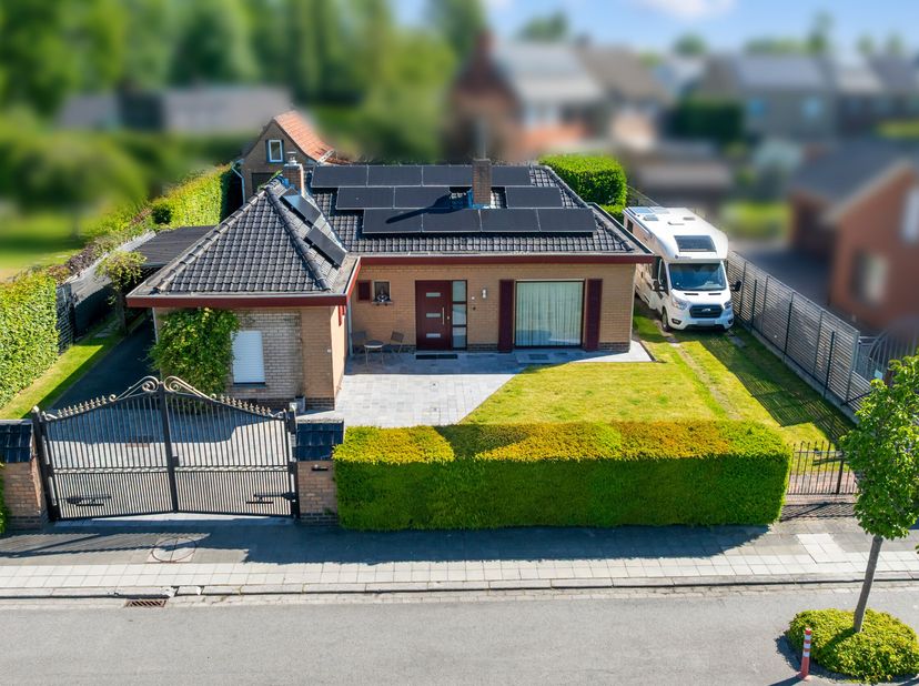 Charmante bungalow op ruim perceel te koop in Wevelgem<br />
Je betreedt de woning via de inkomhal met gastentoilet. Vervolgens kom je in de gezellige