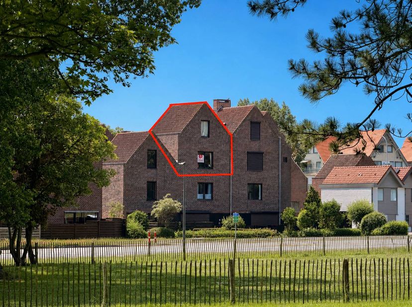 Appartement duplex à vendre avec une chambre et un coin chambre à rénover situé aux deuxième et troisième étages de la résidence Nieuweryde, Albert I