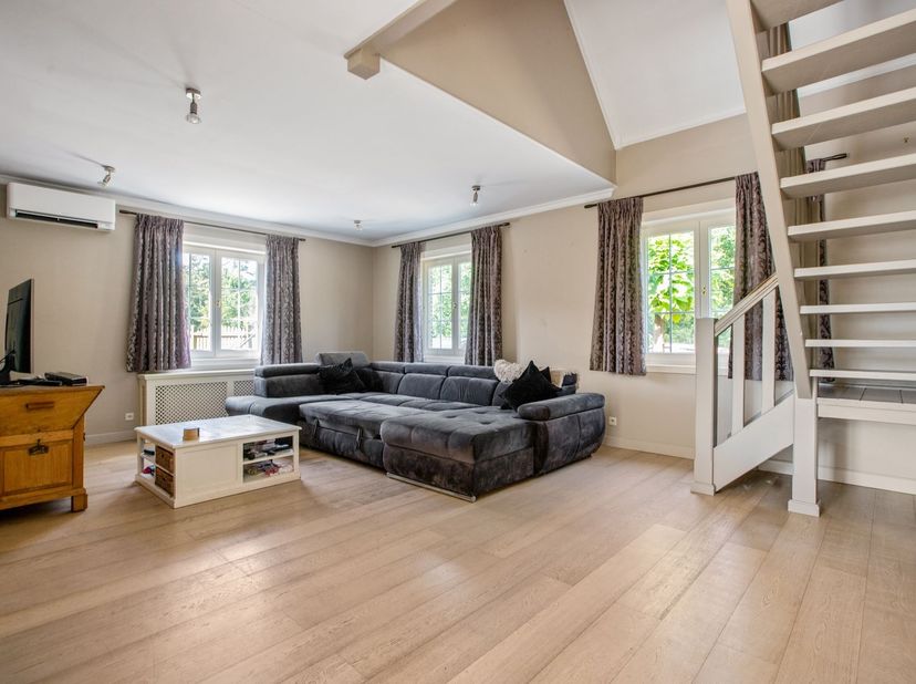 Ligging:<br />
<br />
De woning is gunstig gelegen nabij het centrum van Halen, met winkels, scholen, openbaar vervoer en andere voorzieningen op ko