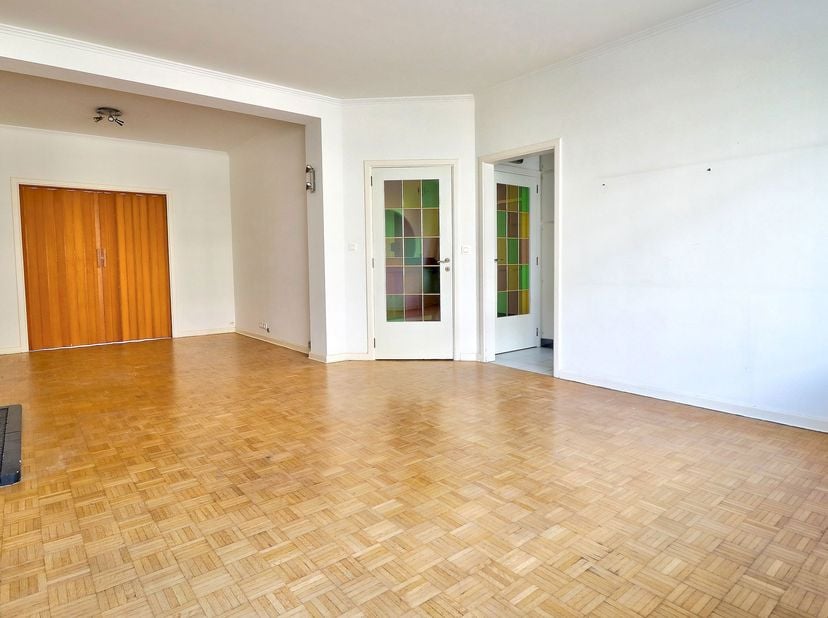 Mooi appartement van circa 86 m² dat opgeknapt moet worden, gelegen op de 1e verdieping van een gebouw met 5 verdiepingen en bestaande uit:<br />
- 1