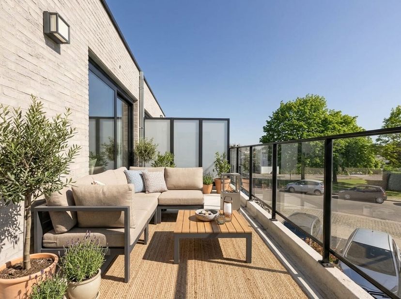 Dit INSTAPKLAAR EN PERFECT ONDERHOUDEN APPARTMEMENT (BJ 2018) is gelegen op de EERSTE VERDIEPING in residentie "DEN BOOMGAARD" met name in de Deken Da