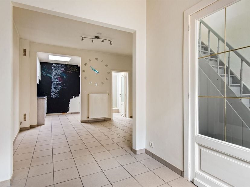 Gelegen in de rustige Pettendonk te Lier bevindt zich deze karaktervolle en instapklare woning, met alle voorzieningen zoals scholen, winkels en openb