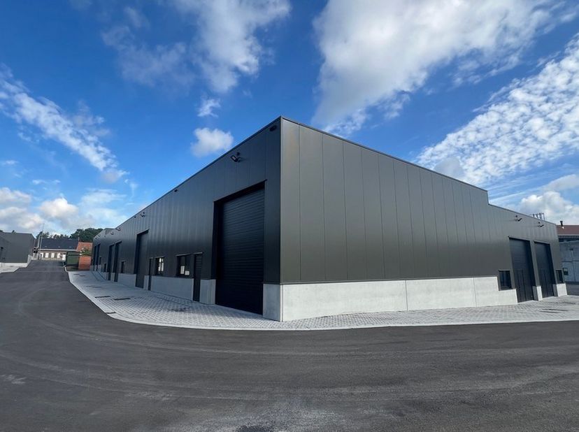 Entrepôt neuf de 170m² avec 1 place de parking<br />
Emplacement : le long de la N35 entre Tielt et Deinze, avec un accès facile à l'E17 et l'E40 à se