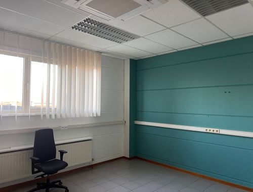                                         Bureaux à louer à Maldegem, € 500
