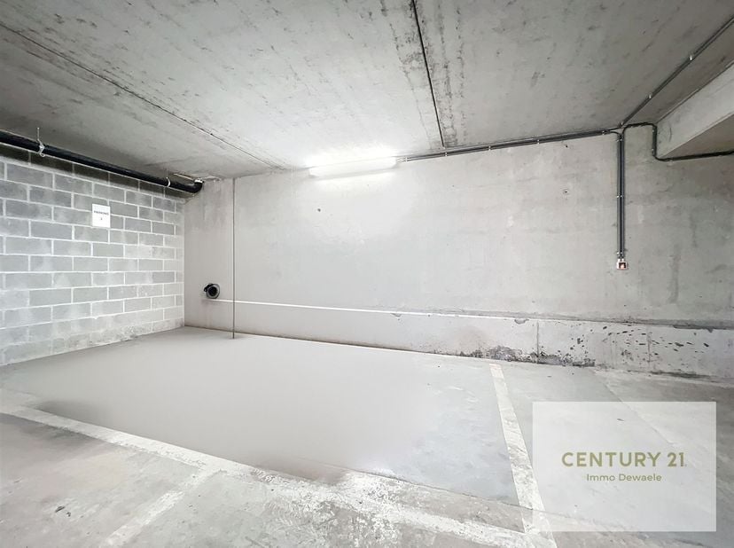 Century 21 Immo Dewaele heeft het genoegen u deze parkeerplaats te koop aan te bieden in een recent flatgebouw in het charmante stadje Nivelles. Profi