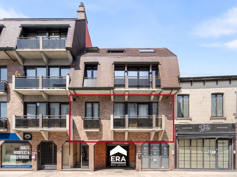 [[ DIT PAND NEEMT DEEL AAN DE ERA OPEN HUIZEN DAG OP 13/6 VAN 9:30 TOT 10:30 ]] Geronoveerd appartement met groot terras in hartje AalterLigging: vlak