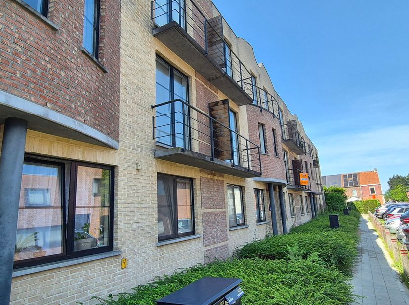 Op een bijzonder rustige locatie in Herent vind je dit lichtrijke appartement op de eerste verdieping van een verzorgd gebouw met lift. Een ideale woo