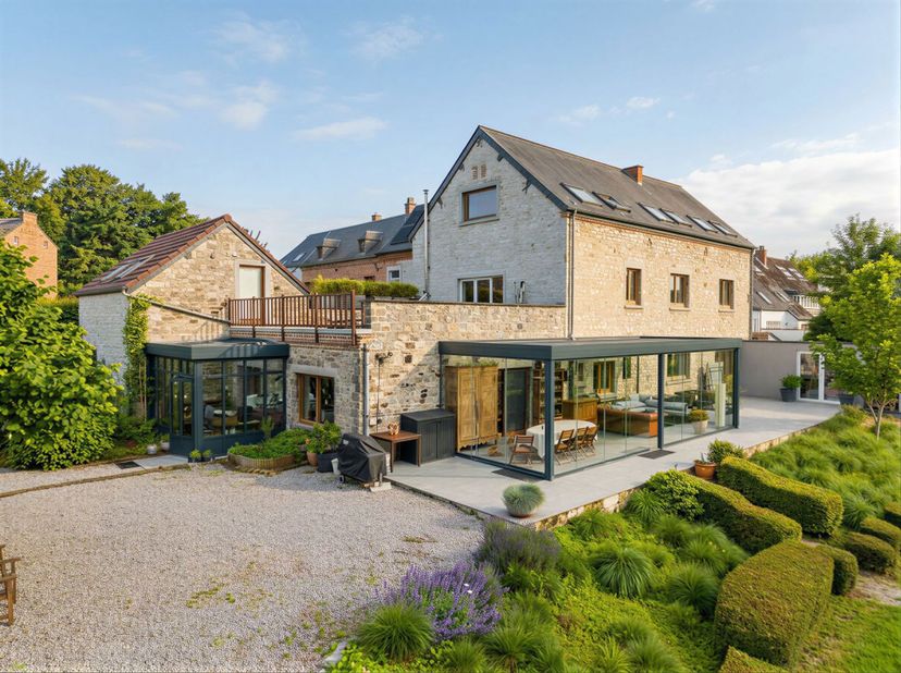 ERPENT, vlakbij alle voorzieningen, prachtig stenen HUIS (8 slaapkamers/3 badkamers) gelegen op een schitterend perceel van 40 are. Dit uitzonderlijke