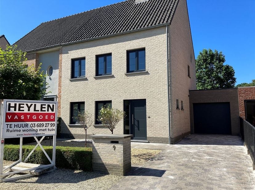Prachtige ruime woning met tuin in rustige omgeving <br />
Ligging: Het huis is gelegen in Wechelderzande, in een doodlopende straat. Maar toch vlakbi