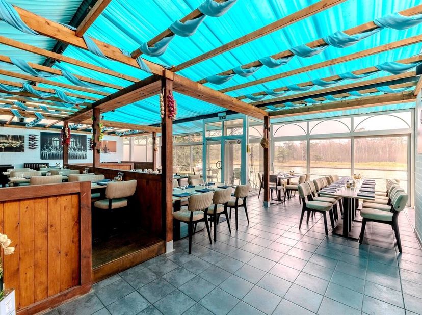 Restaurant avec hébergement de vacances bénéficiant d'un emplacement unique au bord du canal Albert<br />
Ce restaurant avec hébergement de vacances b
