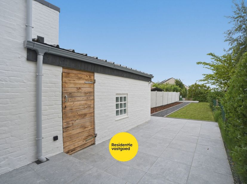Volledig gerenoveerde rijwoning met zonnige tuin in Nieuwpoort-Stad op 180m².<br />
Deze instapklare rijwoning werd in 2024/2025 grondig gerenoveerd e
