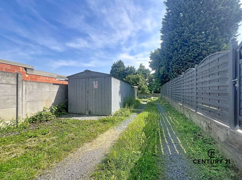 Situés en retrait de voirie, sur un terrain de 6a84, ensemble de 9 garages à vendre. Huit garages sont loués (revenu locatif : 400,00 €), un garage oc
