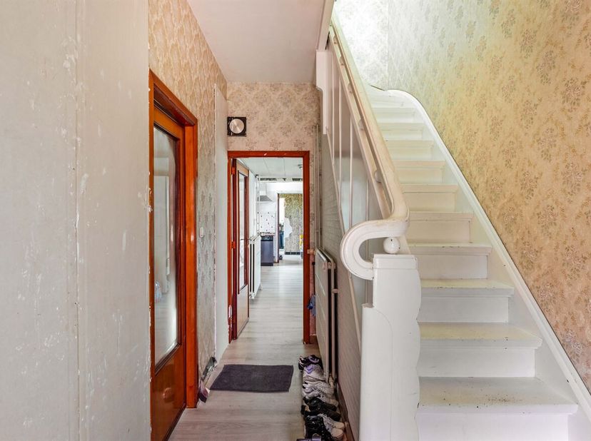 Te renoveren woning met 4 slaapkamers, ruime tuin en garage te Brasschaat <br />
Op een gegeerde locatie in Brasschaat bevindt zich deze te renoveren