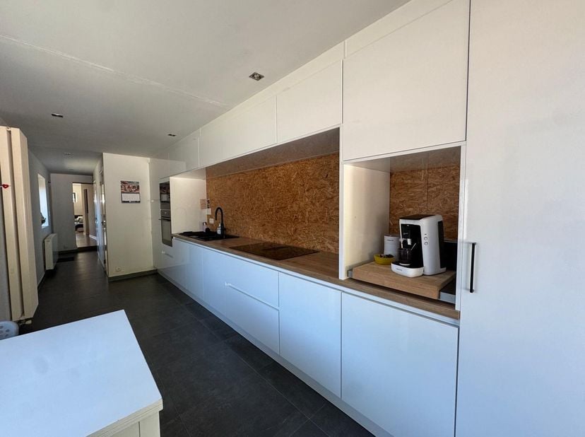 Centraal in Zonhoven vinden we deze gerenoveerde woning met&amp;nbsp;3 slaapkamers&amp;nbsp;op een perceel van 2a 84ca.<br />
﻿Een ideale thuis voor wie comfo