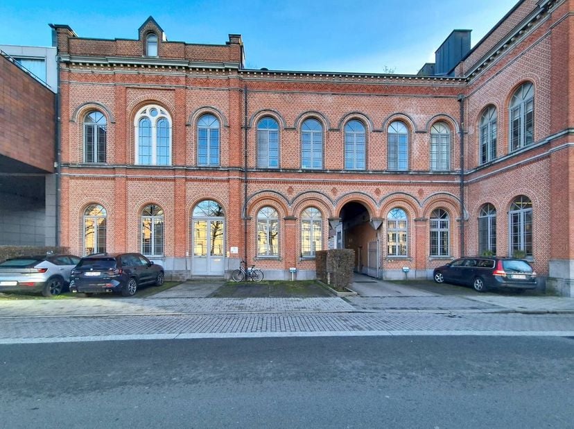 Ce bureau unique à louer est situé sur le Ferdinand Lousbergskaai à Gand, avec une vue magnifique et relaxante sur les pêcheries. La façade de caractè