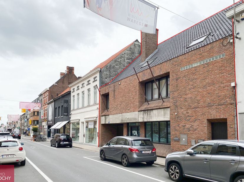 Voormalig bankgebouw met tal van mogelijkheden. Bestaande uit 300m² gelijkvloers met sanitaire voorzieningen, de 2 bovenliggende verdiepingen (toegank