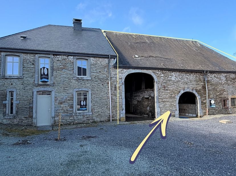 <br />
ISIMMO stelt u met genoegen deze karaktervolle schuur voor in het hart van de Ardennen. Met een oppervlakte van&amp;nbsp;187 m²&amp;nbsp;beschikt ze ov