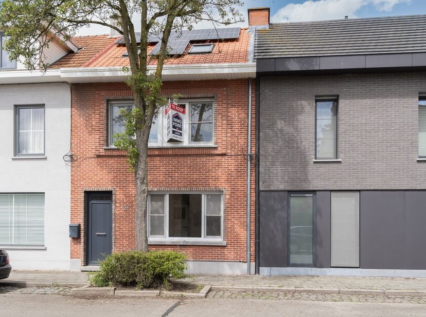 Gerenoveerde, instapklare woning met handige doorgang achteraan<br />
Deze perfect onderhouden woning werd in 2025 grondig gerenoveerd en combineert h