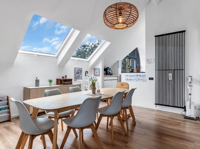 Dit ruime duplex-appartement combineert een praktische indeling met een aangename woonoppervlakte van maar liefst 160 m². Dankzij de doordachte opbouw