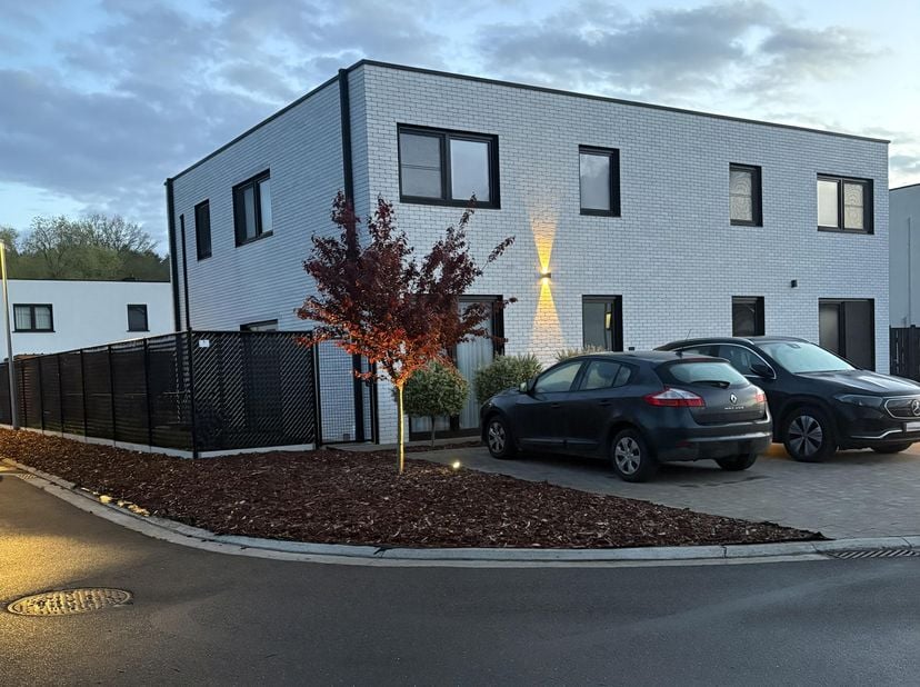 Instapklare en energiezuinige halfopen bebouwing met 3 slaapkamers, bureauruimte en zonnige tuin<br />
<br />
Deze verzorgde en energiezuinige halfope