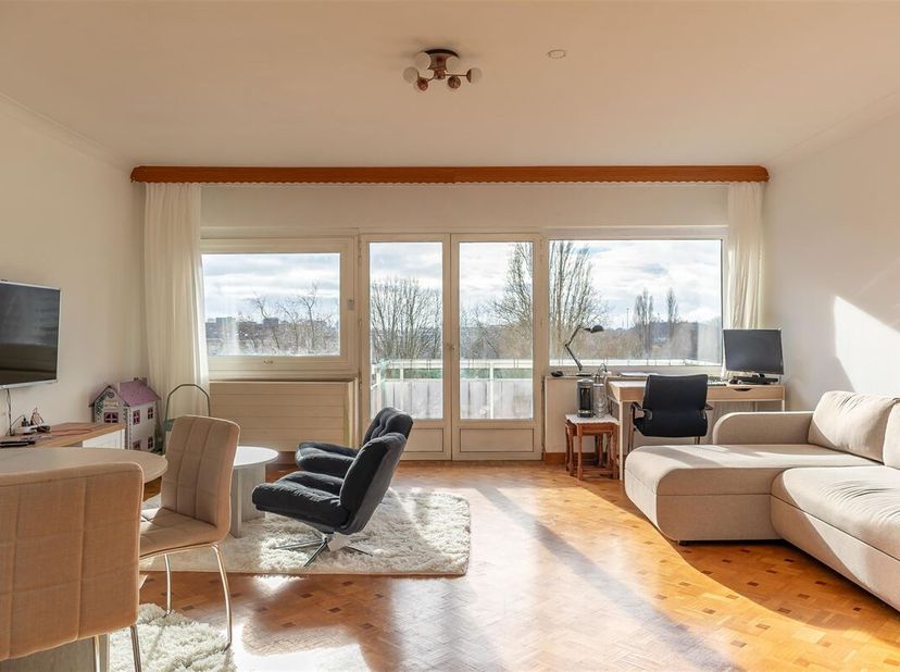 Property One vous propose un lumineux appartement idéalement situé dans un cadre calme et verdoyant face aux étangs dAnderlecht. Lappartement se compo