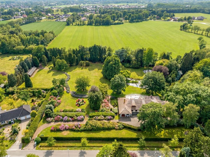 OPEN HUIZEN DAG zaterdag 13 juni 2026 13.00 - 15.00 u<br />
<br />
Subliem gerenoveerd landgoed met prinselijke grandeur en absolute discretie, gele